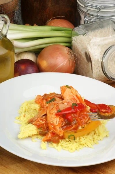 Bio-Curry-Reis mit gegrilltem Huhn — Stockfoto