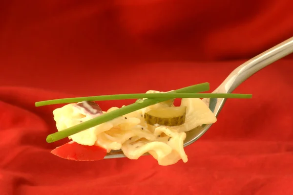 Organische noodle salade op een vork — Stockfoto