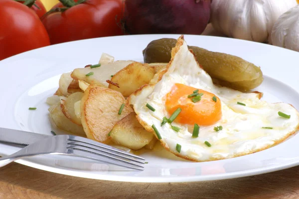 Sahanda yumurta ile kızarmış patates — Stok fotoğraf