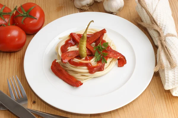 Spaghetti med ekologisk paprika — Stockfoto
