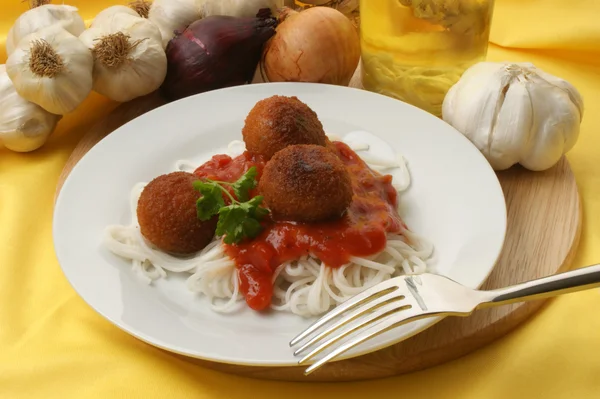 Meatballs with organic spaghetti — Stock Photo, Image
