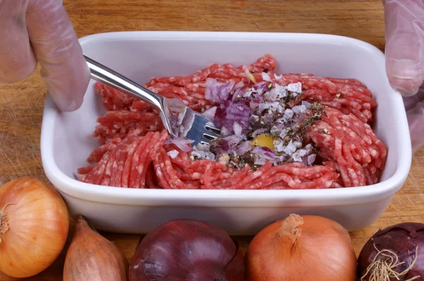 Hoe maak je zelfgemaakte varkensvlees tatar — Stockfoto