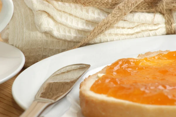 Bröd med orange marmelad — Stockfoto