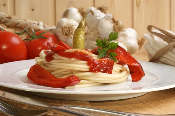 Spagetti organik kırmızı pul biber ile — Stok fotoğraf