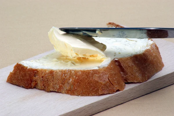 Hausgemachtes Brot mit Butter — Stockfoto