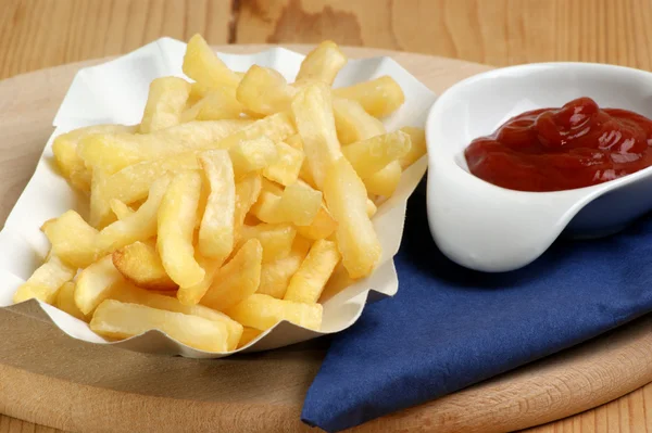 Fett pommes med ketchup — Stockfoto