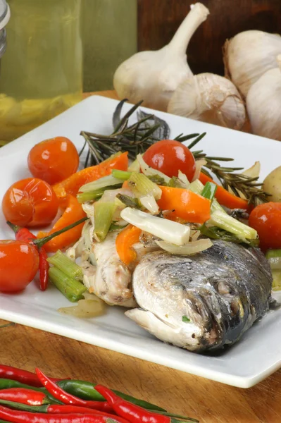 Морской лещ из Греции с овощами — стоковое фото