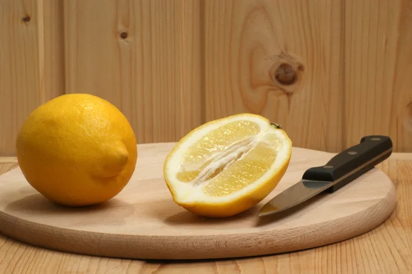 Citron na dřevěné desky a nůž — Stock fotografie