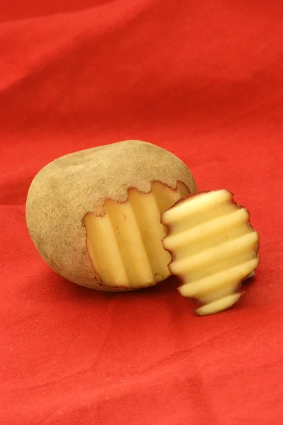 Pomme de terre fraîche biologique coupée — Photo