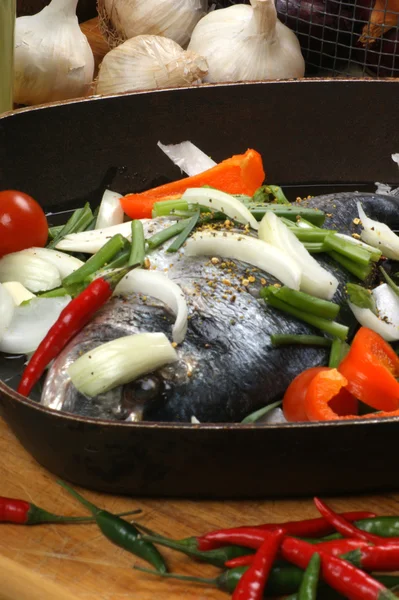 ギリシャから野菜と鯛 — ストック写真