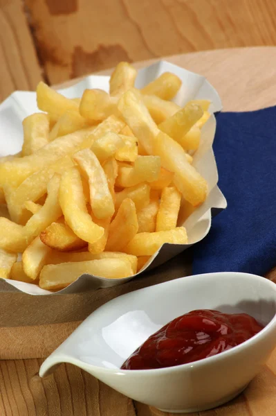 Fett pommes med ketchup — Stockfoto