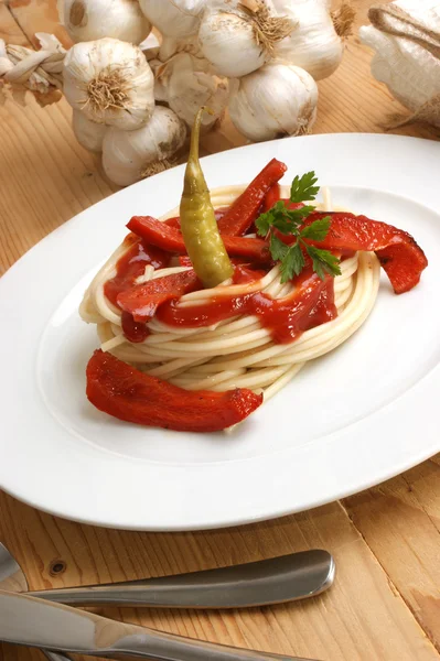 Spaghetti med ekologisk röd paprik — Stockfoto