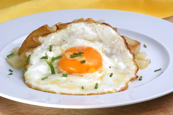 Geroosterde aardappel met gebakken ei — Stockfoto