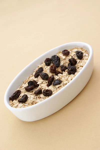 Some organic porridge with raisins — Stock Photo, Image