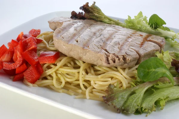 Filete de atún sobre espaguetis cocidos — Foto de Stock