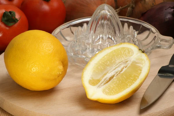 Citron en timmer ombord och kniv — Stockfoto