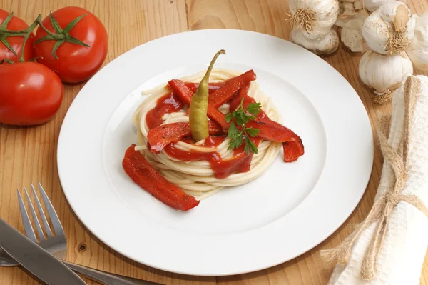 Spaghetti med ekologisk röd paprik — Stockfoto
