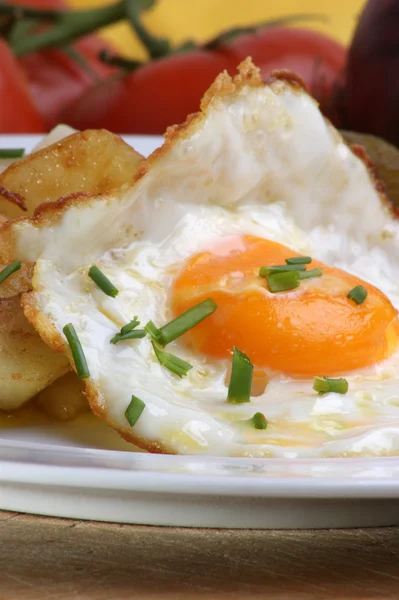 煎鸡蛋烤的马铃薯 — 图库照片