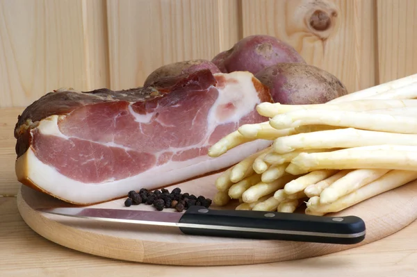 Organic asparagus with smoked ham — Stock Photo, Image