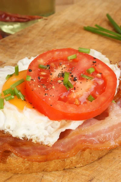 Pan de tomate con tocino —  Fotos de Stock