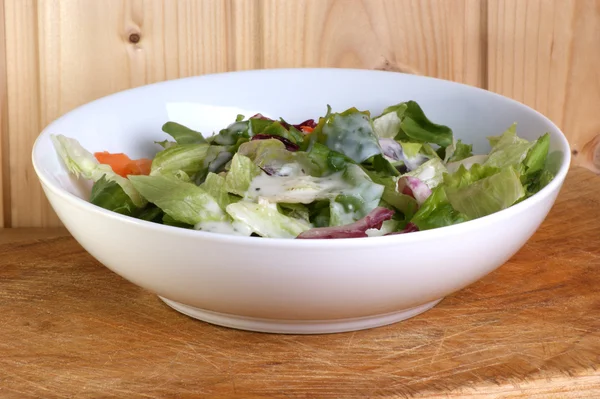Свежий органический салат — стоковое фото