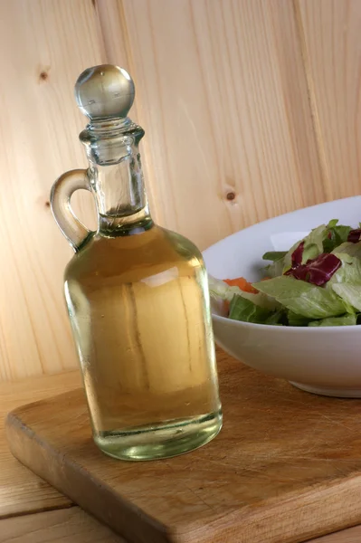 Salada de verão em uma tigela branca — Fotografia de Stock