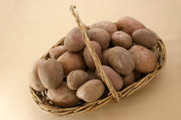 Några färska ekologiska potatis i en korg — Stockfoto