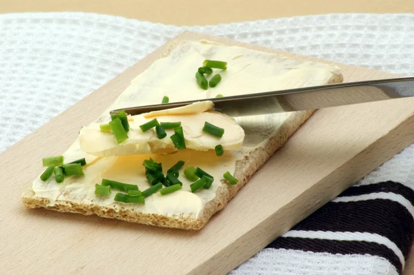 Knapperig brood met boter — Stockfoto