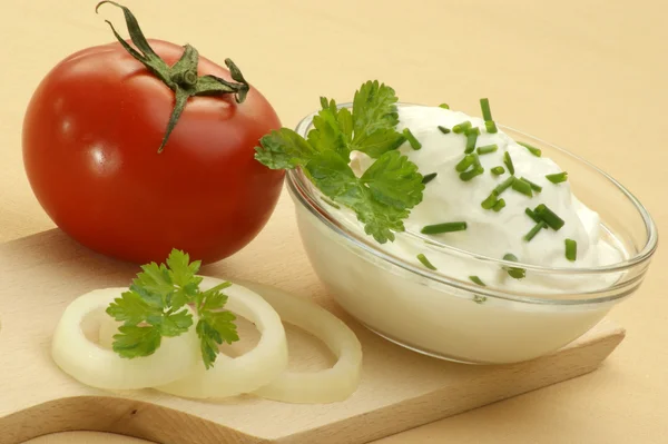Balkánský sýr s cibulí a rajčaty — Stock fotografie