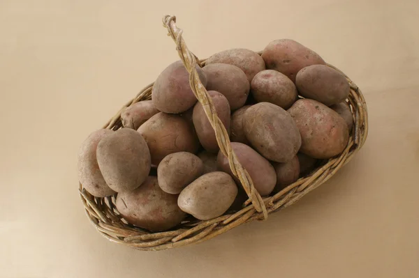 Органический картофель в корзине — стоковое фото