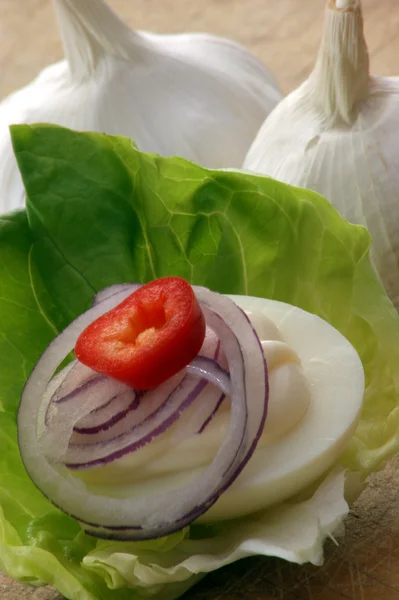 Œuf épicé avec salade bio — Photo