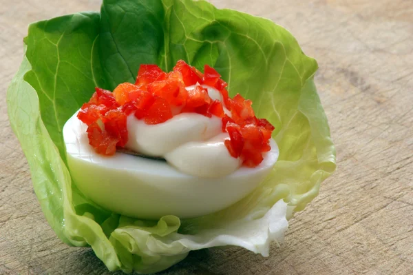 Пряное яйцо с органическим салатом — стоковое фото