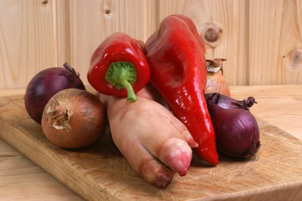 Pig's trotter, onion and pepper — Stock Photo, Image