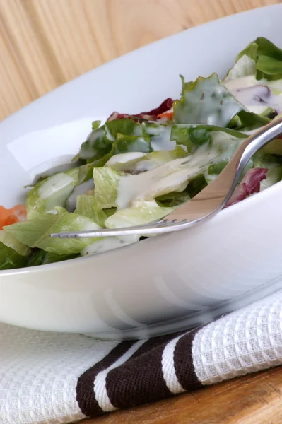 Летний салат в белой миске — стоковое фото