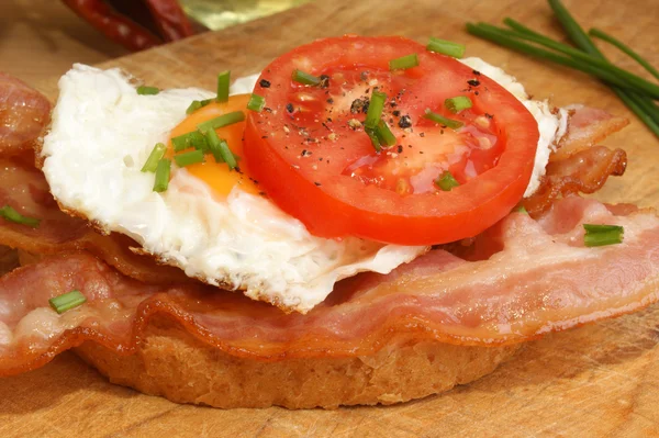 Bacon em torradas e tomate — Fotografia de Stock