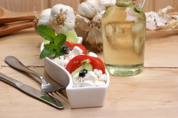 Grecka sałatka ekologicznej w misce biały — Zdjęcie stockowe