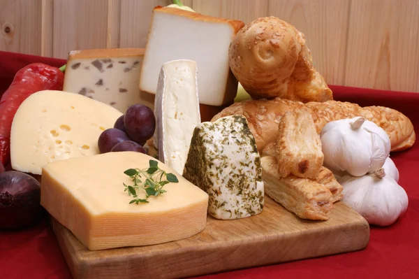 Сырная тарелка — стоковое фото