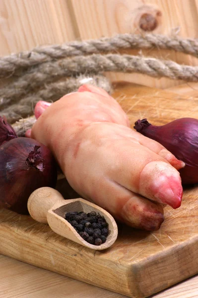 Pig's trotter, onion and pepper — Stock Photo, Image