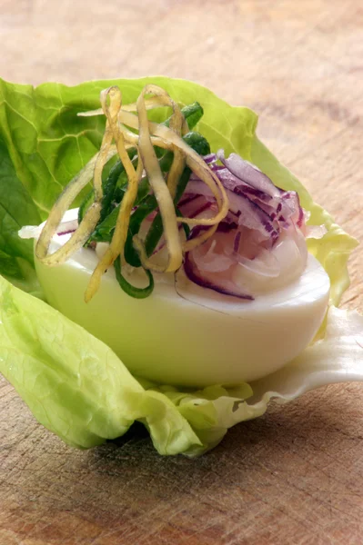 Πικάντικο αυγό με σαλάτα οργανικών — Φωτογραφία Αρχείου