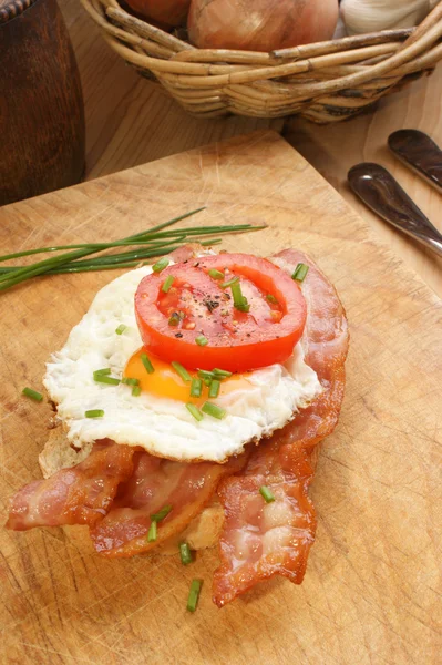 Pão de tomate com bacon grelhado — Fotografia de Stock