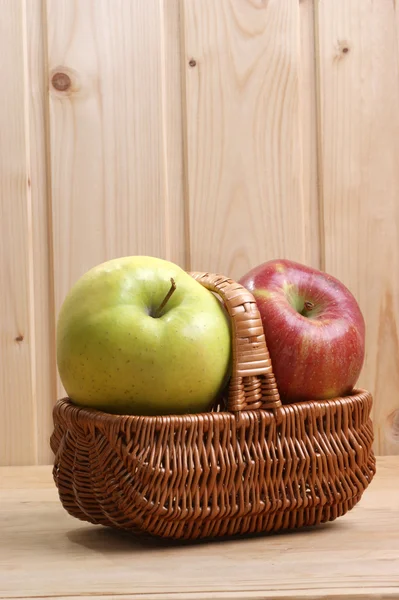 Одне зелене і одне червоне яблуко — стокове фото
