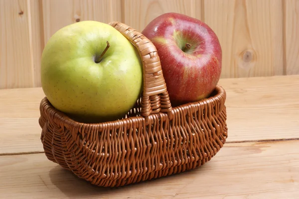 Одне зелене і одне червоне яблуко — стокове фото