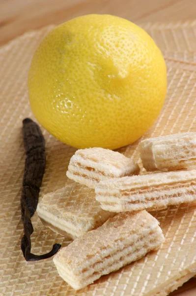Wafer with organic lemon cream — Stock Photo, Image