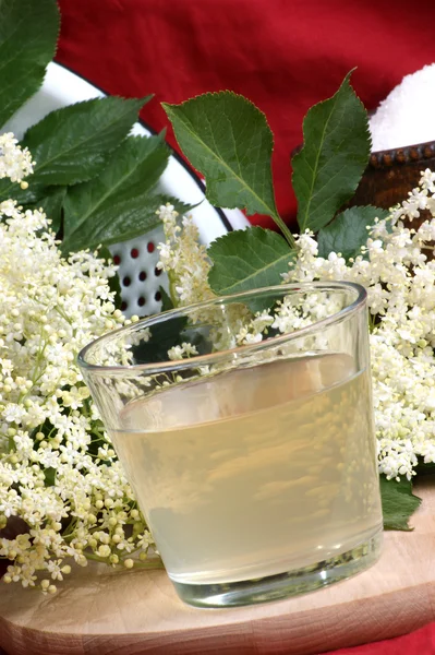 Bodzavirág juice egy pohár — Stock Fotó