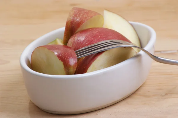 Skivad ekologisk äpple i en vit skål — Stockfoto