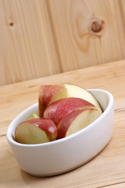 Skivad ekologisk äpple i en vit skål — Stockfoto