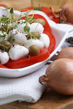 Mozzarella peyniri, taze organik sarımsak ile