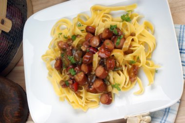 Tagliatelle organik sosis salata ile