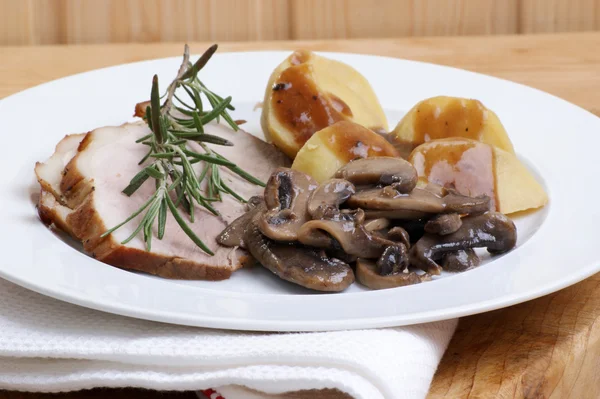 Geroosterd varkensvlees met aardappelen en champignons — Stockfoto