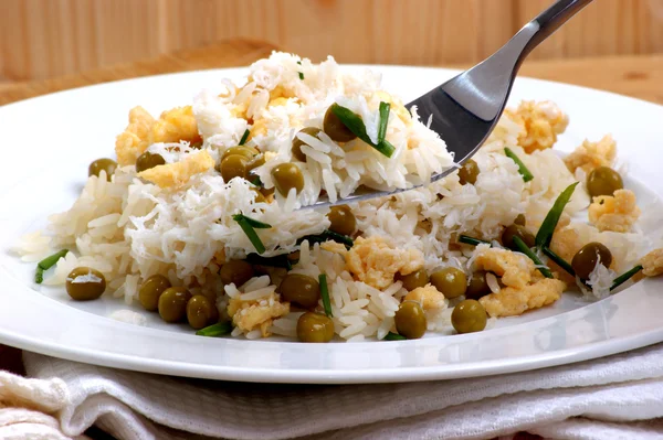 Bio-Ei gebratenen Reis und etwas Erbsen — Stockfoto